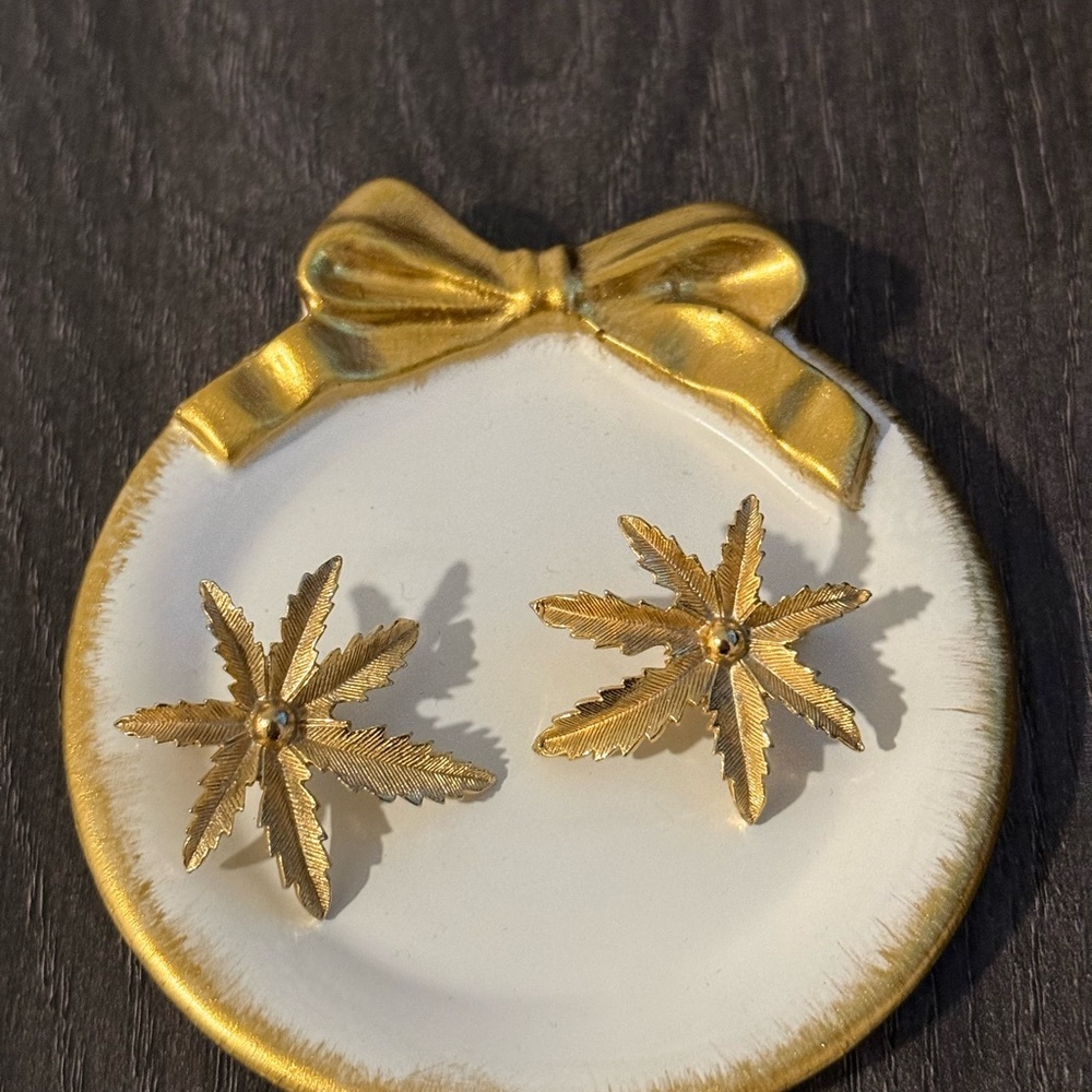 Sarah Coventry Gold Leaf Clip On Earrings